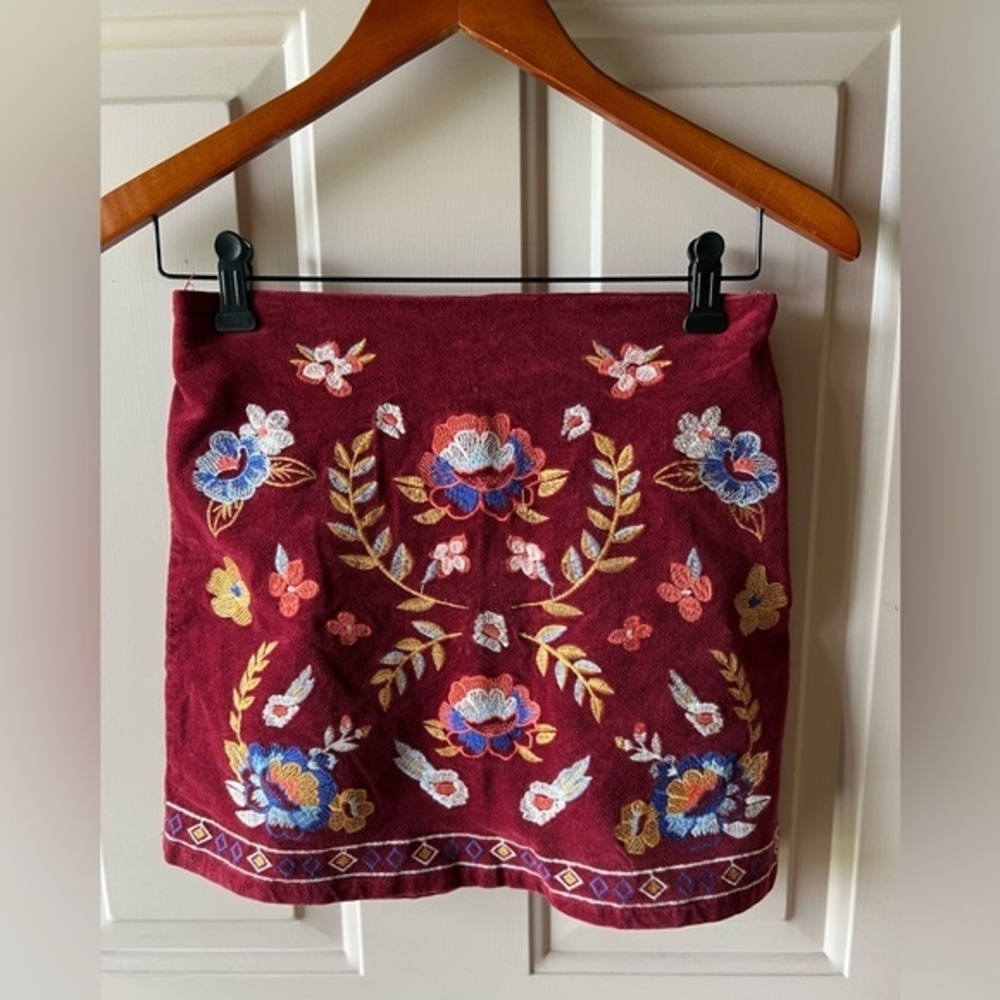Flying Tomato Women's Burgundy Velvet-like Embroidered Floral Design EUC S #1194 - Picture 4 of 8